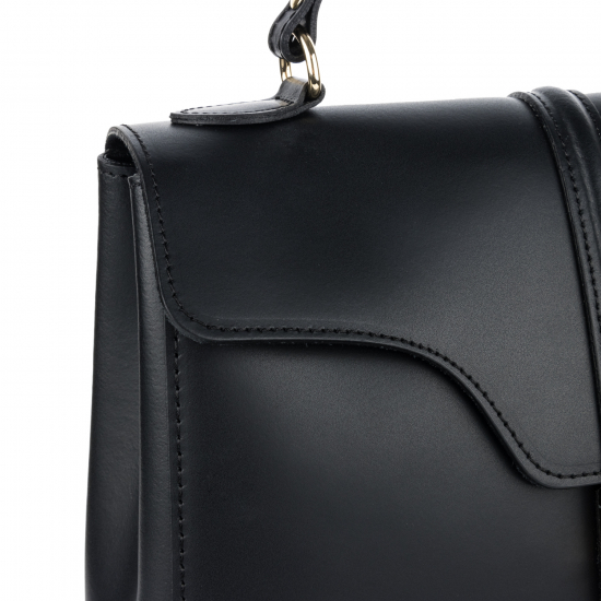 Базова сумка середня шкіряна фігурний клапан з хлястиком чорний